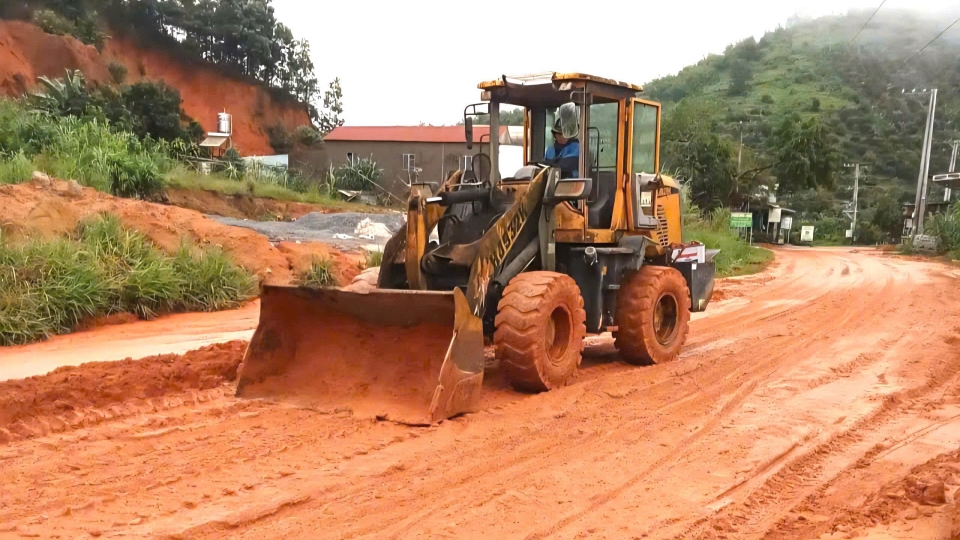lam-dong-bun-dat-tran-lap-mat-duong-ql55-sau-mua-lon.jpg