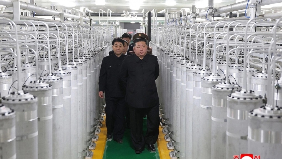 lanh-tu-trieu-tien-kim-jong-un-thi-sat-nha-may-san-xuat-vat-lieu-hat-nhan-trieu-tien-nha-may-trieu-tien-.kcna_.jpg