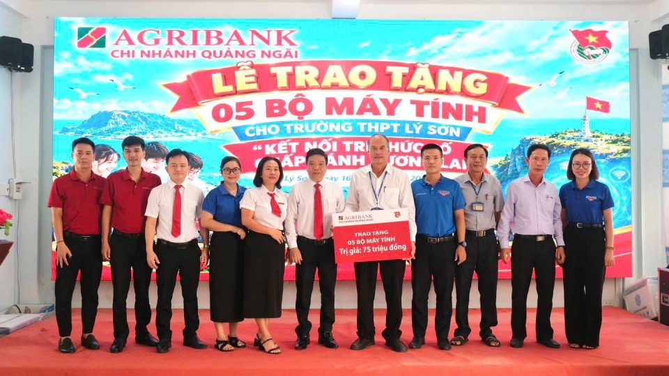 le-trao-5-gian-may-tinh-tri-gia-75-trieu-dong-tang-hoc-sinh-ly-son.jpg