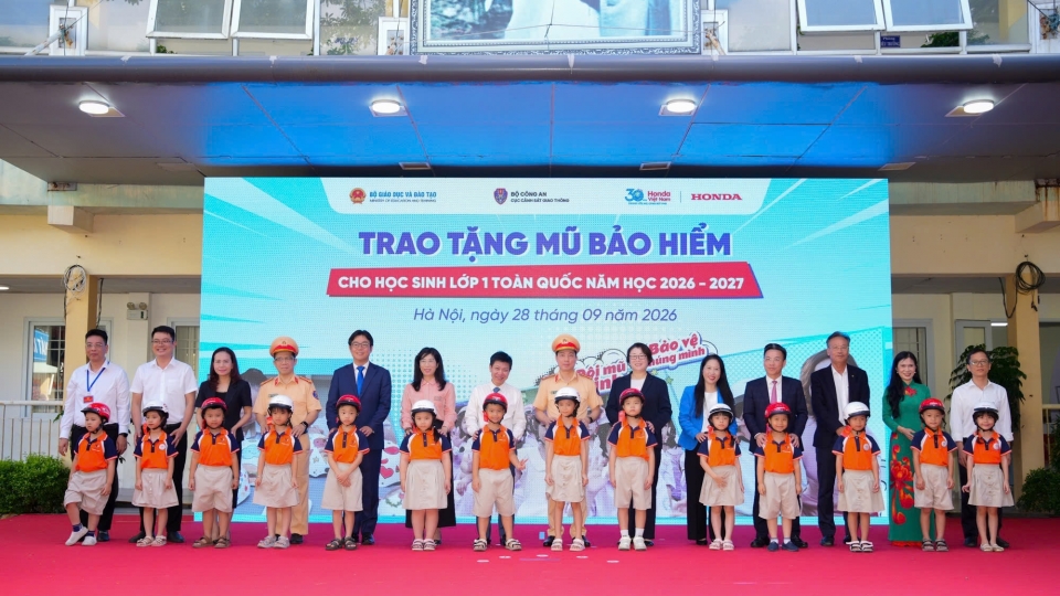 Honda Việt Nam trao tặng 1,8 triệu mũ bảo hiểm cho học sinh lớp Một