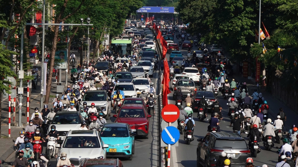Ô tô dàn hàng, xe máy leo vỉa hè ngày đầu đi làm sau kỳ nghỉ lễ