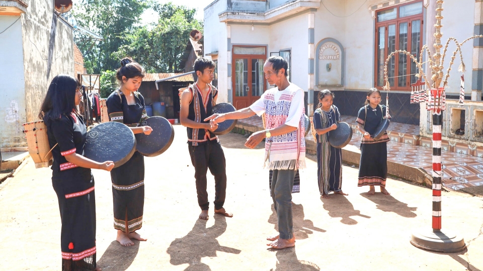 nguoi-co-uy-tin-gop-suc-giu-binh-yen-cho-buon-lang-3.jpg
