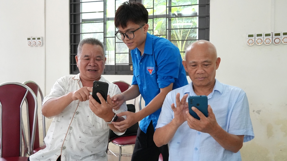 nho-su-huong-dan-tan-tinh-o-tuoi-ngoai-70-ong-nguyen-xuan-phan-to-dan-pho-tam-trung-phuong-nung-tri-cao-tinh-cao-bang-van-chu-dong-su-dung-zalo-facebook-hang-ngay-de-cap-nhat-thong-tin-tu-trung-.jpg