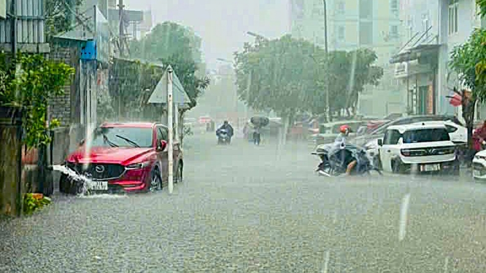 Mưa xối xả, nhiều tuyến đường đô thị Vinh ở Nghệ An ngập sâu cả mét