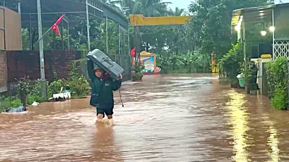 nuoc-tran-vao-cac-khu-dan-cu.jpg