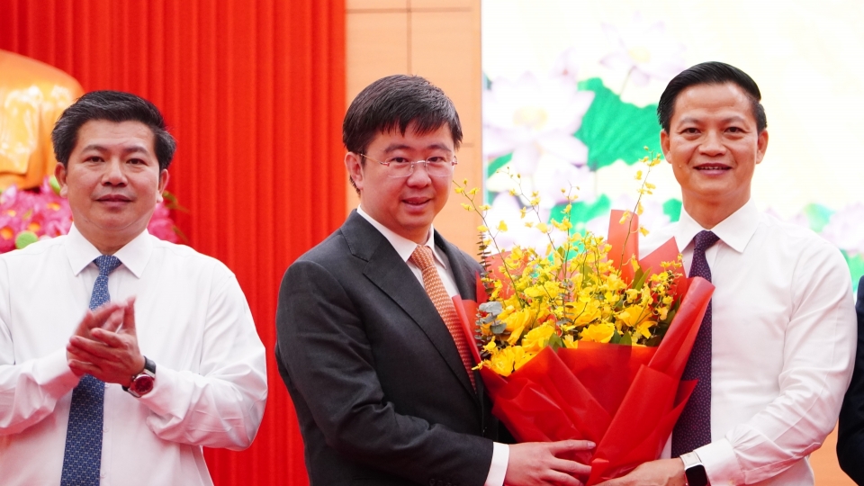 ong-bui-hoang-phuong-dung-giua-duoc-bau-lam-chu-tich-ubnd-tinh-quang-tri.jpg