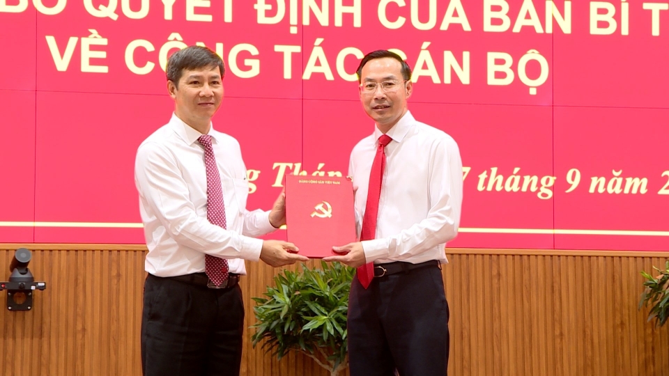 ong-nguyen-thanh-tam-uy-vien-trung-uong-dang-pho-truong-ban-to-chuc-trung-uong-trao-quyet-dinh-cua-ban-bi-thu-chi-dinh-ong-nguyen-thanh-nhan-giu-chuc-pho-bi-thu-tinh-uy-dong-thap.jpg