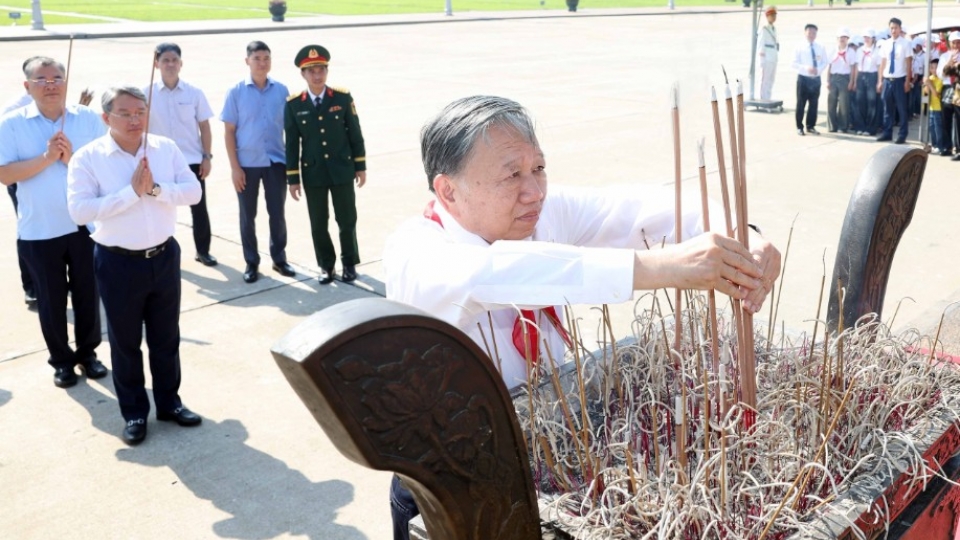party-general-secretary-and-state-president-to-lam-offers-incense-in-tribute-to-president-ho-chi-minh-in-front-of-his-mausoleum.jpg