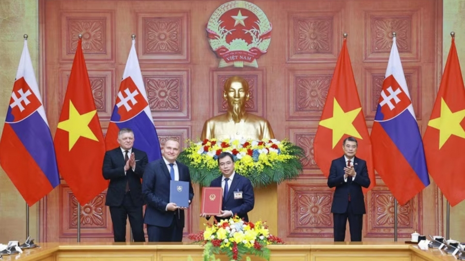 prime-ministers-le-minh-hung-and-robert-fico_0.jpg