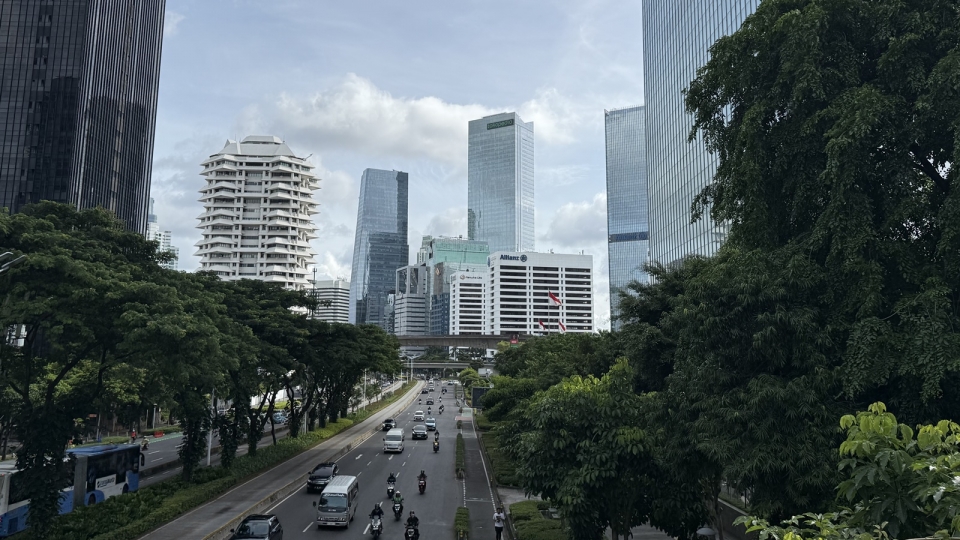 thanh-pho-jakarta-thu-do-indonesia-khoi-bui-tu-nui-lua-nui-lua-indonesia-cao-oc-indonesia-nha-cua-indonesia-.vov_.jpg