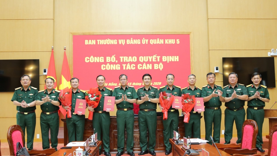 thieu-tuong-luong-dinh-chung-thu-5-tu-trai-qua-bi-thu-dang-uy-chinh-uy-quan-khu-5-trao-quyet-dinh-va-tang-hoa-chuc-mung-can-bo-nhan-nhiem-vu-moi.jpg
