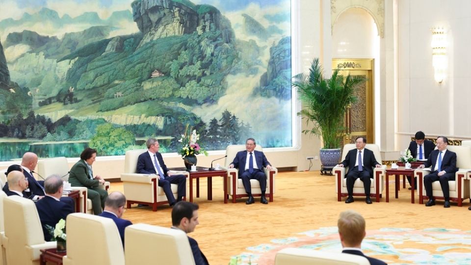 thu-tuong-trung-quoc-ly-cuong-tiep-chu-tich-hoi-dong-quan-tri-cua-hoi-dong-thuong-mai-my-trung-mccain-tai-dai-le-duong-nhan-dan-o-bac-kinh-vao-chieu-1-thang-9.-anh-tan-hoa-xa.jpg