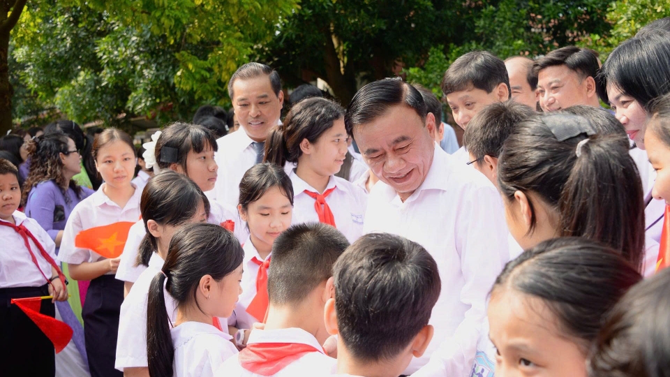 thuong-truc-ban-bi-thu-tham-tang-qua-cac-em-nho-o-lang-sos-ha-noi.jpg