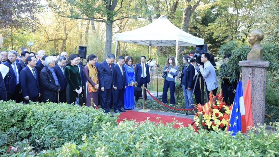 to-lam-pays-tributes-to-president-ho-chi-minh.jpg