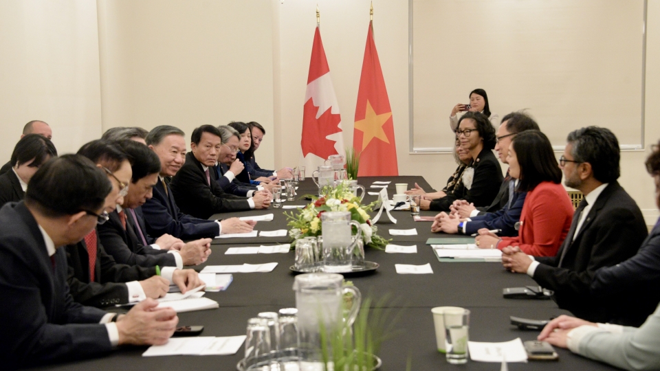tong-bi-thu-tiep-nghi-si-canada-4.jpg