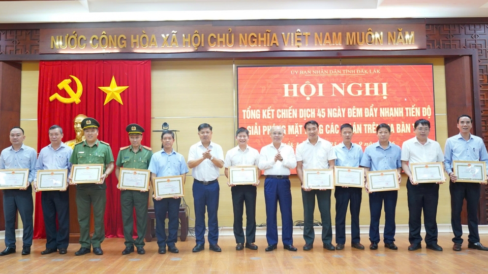 trao-bang-khen.jpg