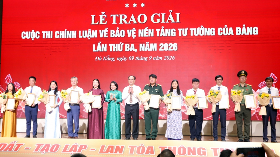 trao-thuong-11-tap-the-co-tac-pham-doat-giai-cao-.jpg