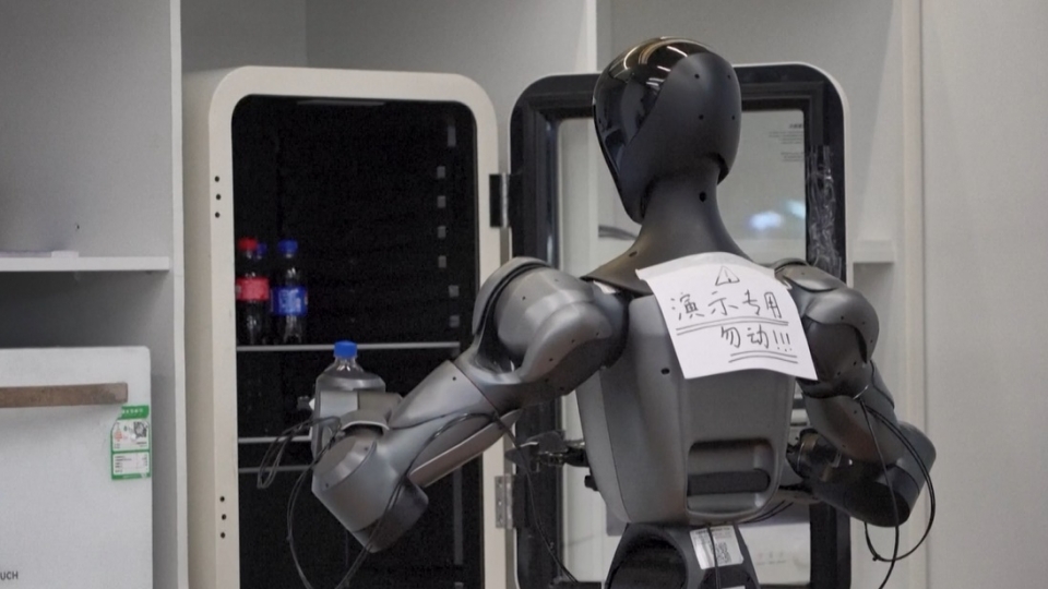 trung-quoc-huan-luyen-robot-mo-tu-lay-chai-nuoc-robot-hinh-nguoi-trung-quoc-robot-trung-quoc-.reu_.jpg