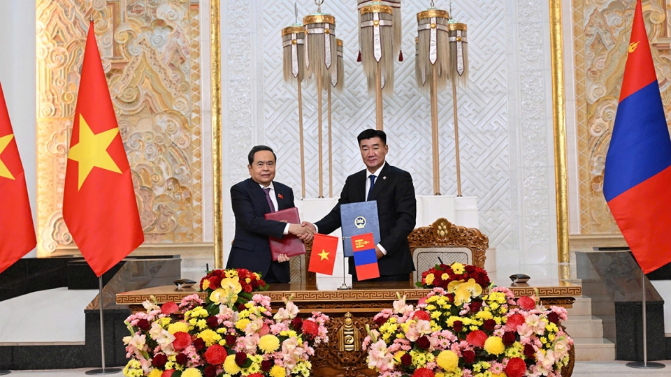 vietnam-and-mongolia-parliaments-ink-cooperation-document.jpg