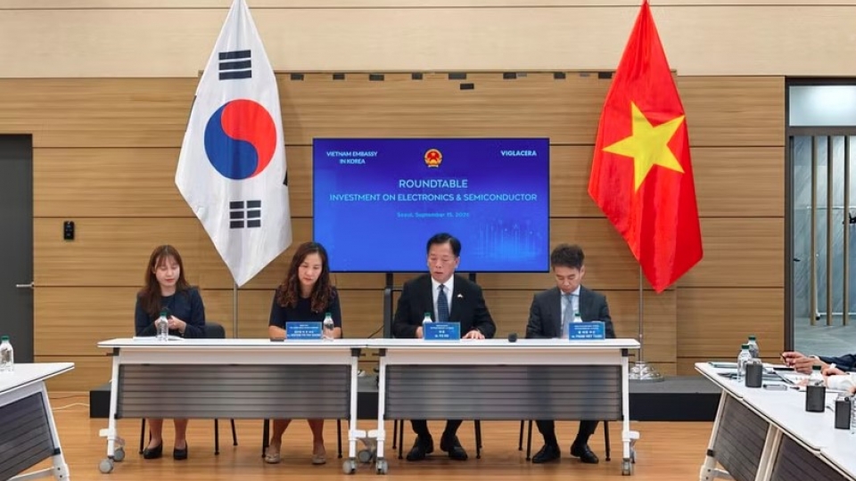 vietnamese-ambassador-to-the-rok-vu-ho-second-right-chairs-the-roundtable.jpg