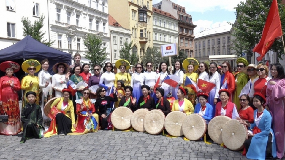 vietnamese-community-shines-at-minorities-festival-in-czech-republic.jpg