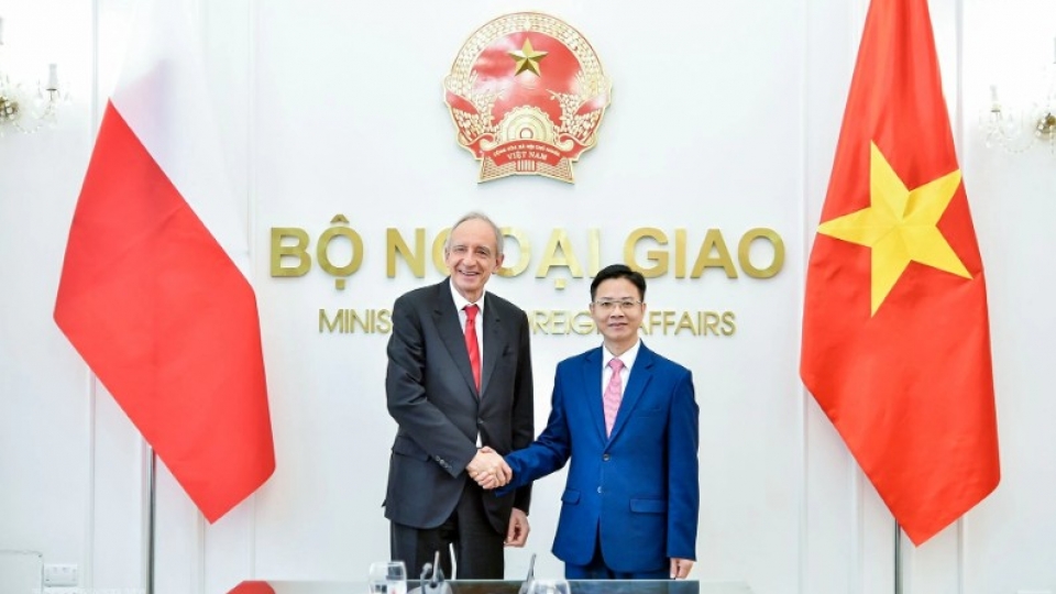 vietnamese-deputy-minister-of-foreign-affairs-ngo-le-van-and-polish-secretary-of-state.jpg