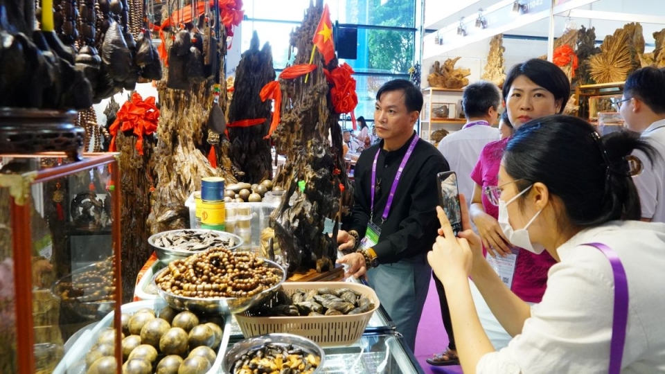 vietnamese-handicrafts-and-agarwood-products-attract-interest-from-chinese-buyers.jpg