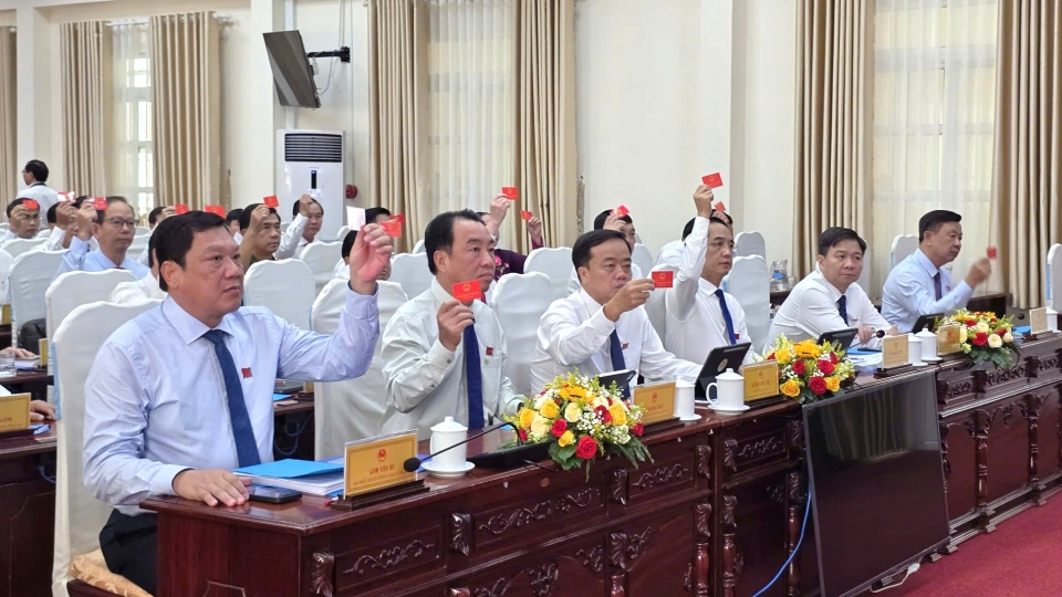 1-cac-dai-bieu-bieu-quyet-thong-qua-nghi-quyet_1.jpg