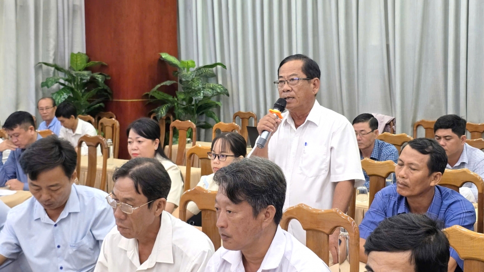 2-dai-dien-nong-dan-dat-cau-hoi-tai-buoi-doi-thoai.jpg