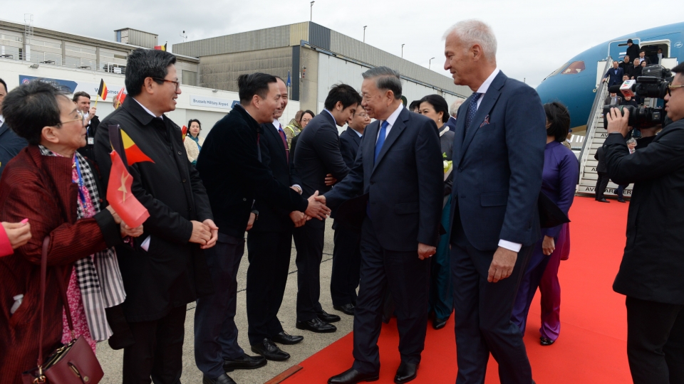 21-10_can-bo-nhan-vien-dai-su-quan-viet-nam-tai-bi-don-tong-bi-thu-chu-tich-nuoc-to-lam-va-phu-nhan-tai-san-bay.jpg