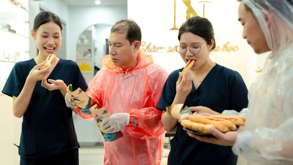 Sao Việt 5-10: Quang Thắng, Đỗ Duy Nam đội mưa đi tặng bánh mì que