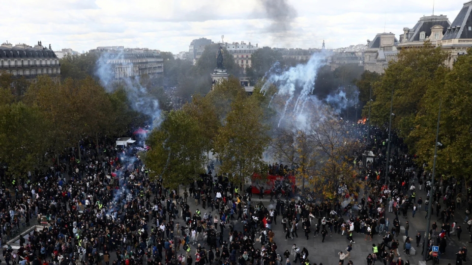 bieu-tinh-paris-phap.jpg