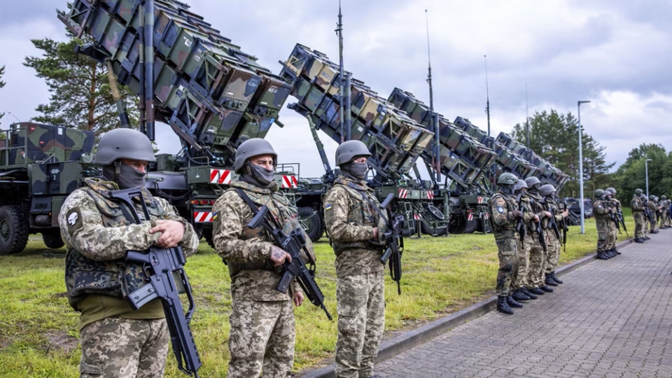 cac-binh-si-ukraine-dung-canh-he-thong-ten-lua-phong-khong-patriot.-ap.png