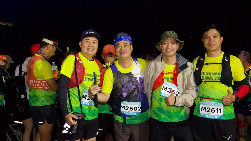 cac-van-dong-vien-la-phong-vien-nha-bao-hao-huc-truoc-gio-xuat-phat.jpg