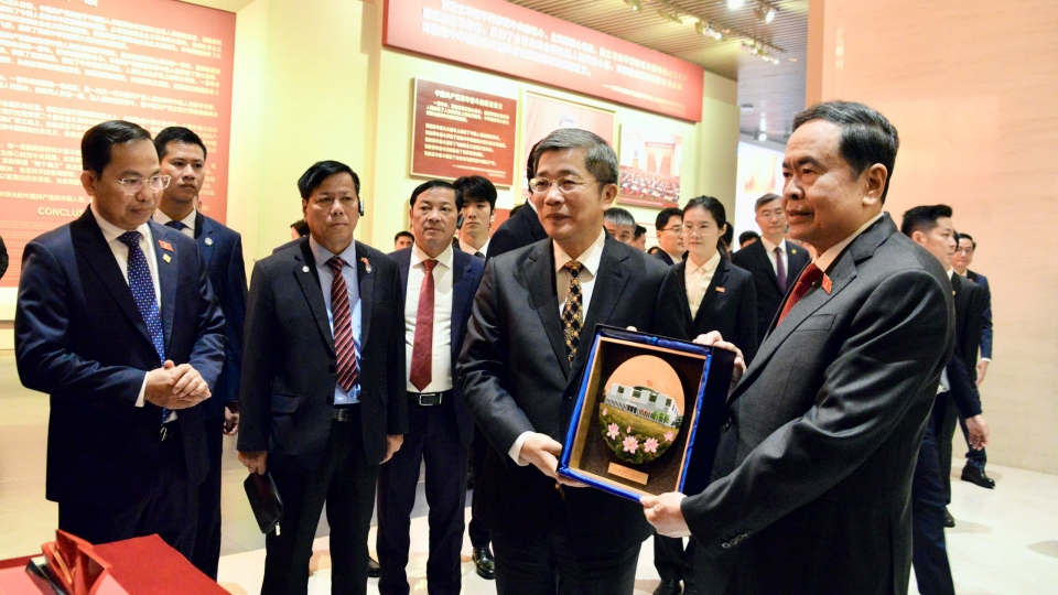 chu-tich-quoc-hoi-tham-quan-bao-tang-2.jpg