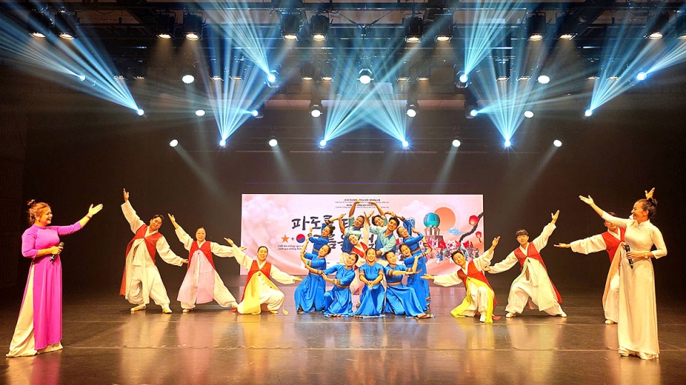 chuong-trinh-giao-luu-nghe-thuat-do-so-van-hoa-the-thao-va-du-lich-tinh-dak-lak-phoi-hop-lien-doan-nghe-thuat-tinh-con-goi-la-chungbuk-thuc-hien.jpg