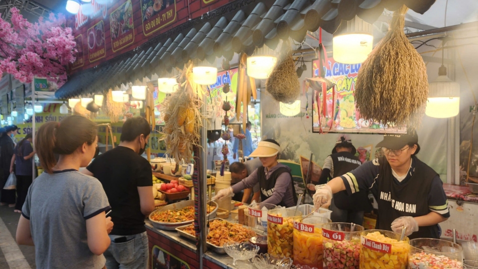 da-dang-cac-san-pham-duoc-dua-toi-hoi-cho.jpg