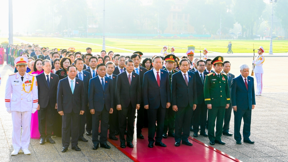 Lãnh đạo Đảng, Nhà nước và các đại biểu Quốc hội vào Lăng viếng Chủ tịch Hồ Chí Minh