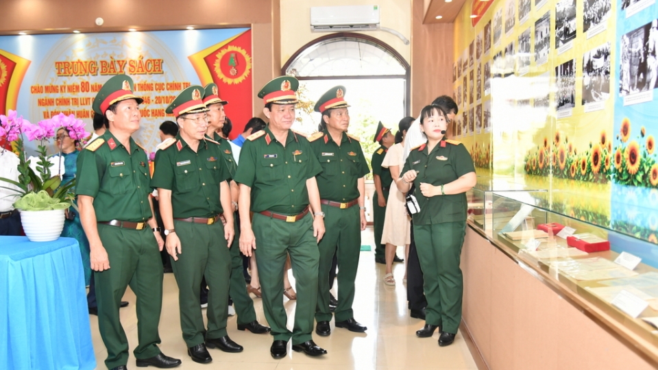 dai-bieu-tham-quan-trien-lam.jpg