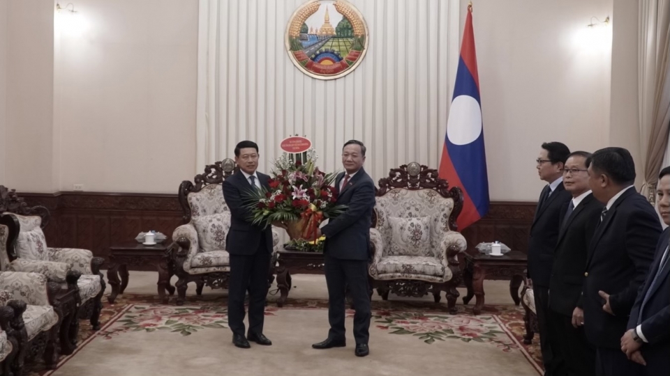 dai-su-viet-nam-tai-lao-nguyen-minh-tam-chuc-mung-tan-thu-tuong-lao.jpeg