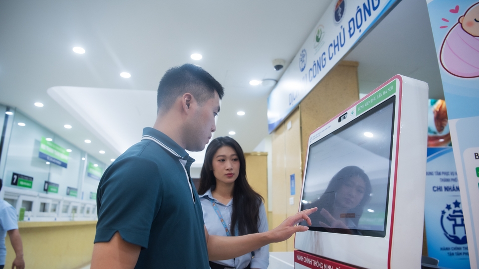 Con vừa chào đời, bố làm thủ tục khai sinh trong 10 phút ngay tại viện