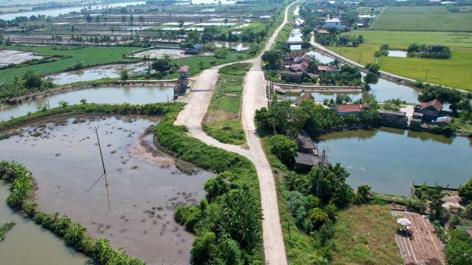 Mặt đê sông Đáy nứt toác, cầu xây xong nhưng thiếu đường kết nối ở Ninh Bình