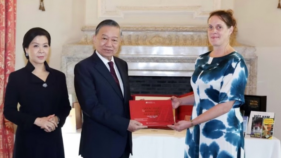 general-secretary-of-the-communist-party-of-vietnam-central-committee-and-president-to-lam-and-his-spouse-ngo-phuong-ly-present-books-to-the-royal-library-of-belgium.jpg