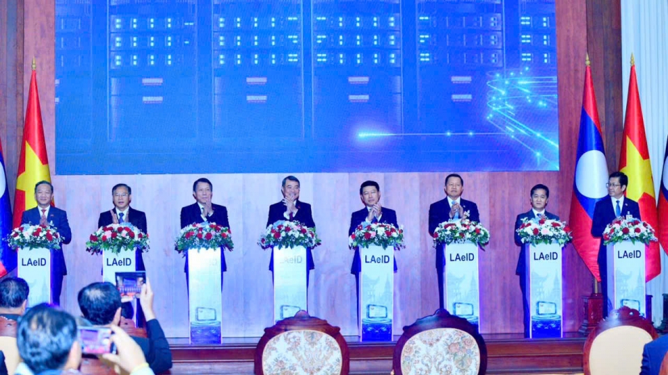 hai-thu-tuong-ban-giao-he-thong-quan-ly-dan-cu-va-can-cuoc-cong-dan-tai-lao.jpg