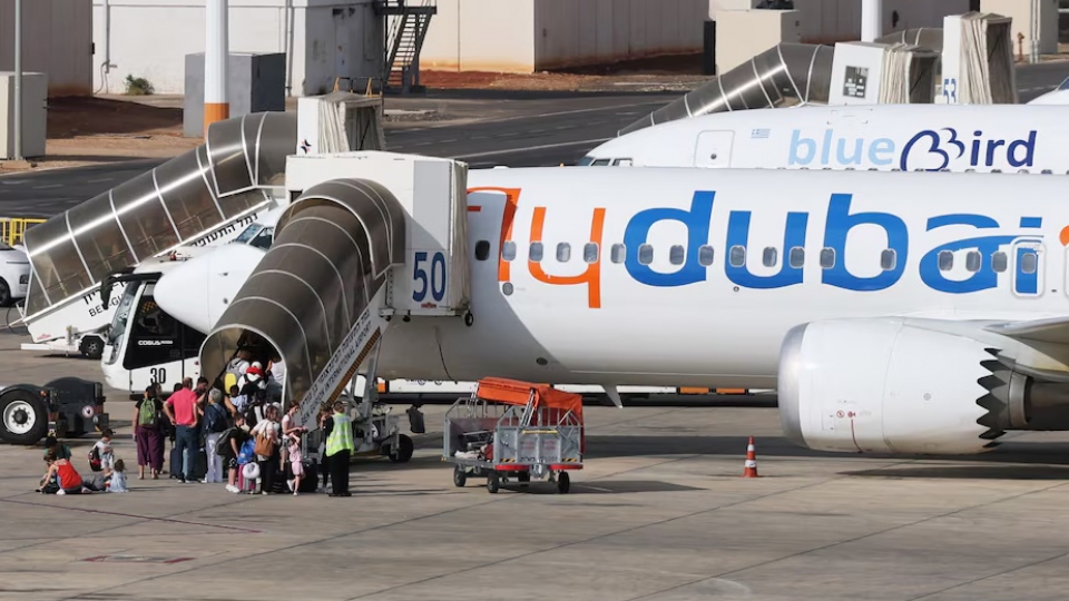 hanh-khach-may-bay-hanh-khach-len-may-bay-flydubai-o-san-bay-ben-gurion-o-tel-aviv-9-2026-may-bay-cho-khach-.reu_.jpg