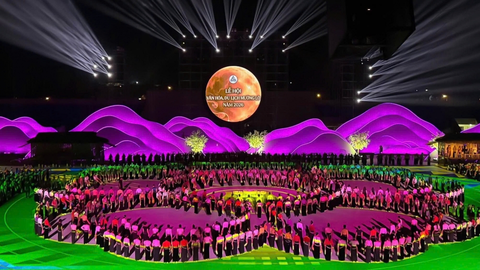 hon-2000-ba-con-dan-toc-thai-tham-gia-man-dai-xoe.jpg