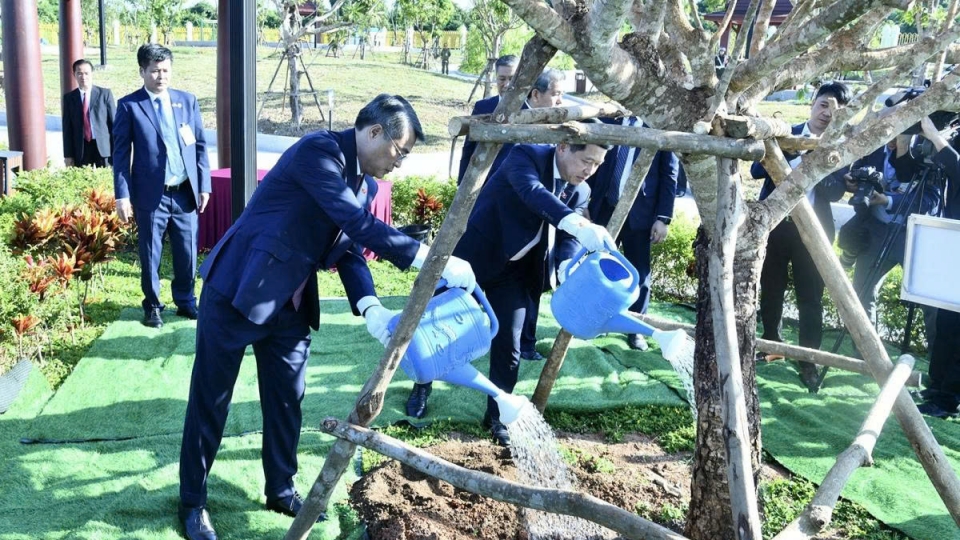 Vietnamese and Lao PMs plant tree at Laos-Vietnam Friendship Park