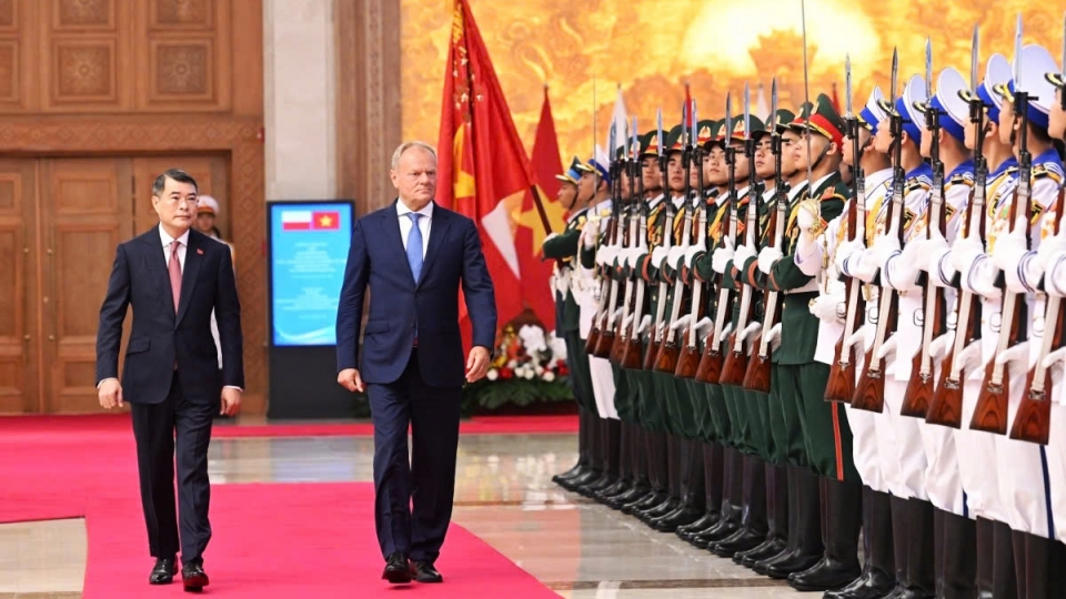 le-minh-hung-and-donald-tusk-during-the-welcoming-ceremony-in-hanoi-on-october-26-2026-1.jpg