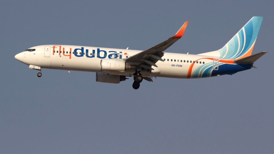 may-bay-cho-khach-may-bay-boeing-may-bay-flydubai-tren-bau-troi-dubai-bau-troi-uae-phi-co-thuong-mai-.reu_.jpg
