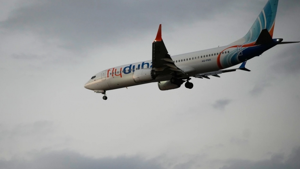 may-bay-flydubai-may-bay-cho-khach-may-bay-ha-canh-khan-cap-ha-do-cao-.ap_.jpg